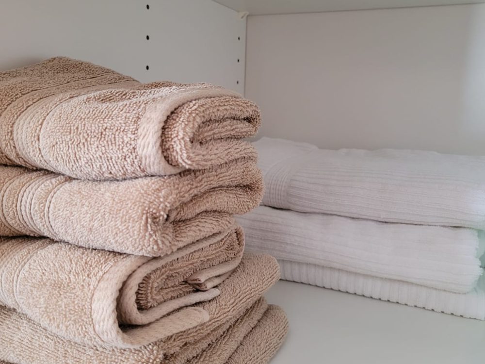 pink room towels detail